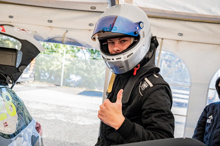 Oliver Larsen tager chancen til Night Race. 
(Foto: TCR Denmark)